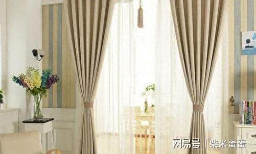 <em>客厅</em>和卧室记得要挂这种窗帘，帮着家里增加光亮，美观又大气