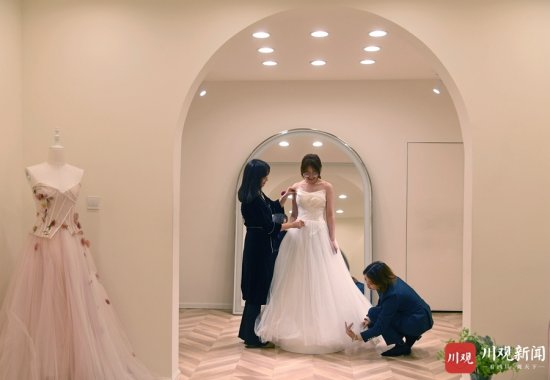 视频：华丽！当婚纱遇上法式刺绣，一秒戳中一颗<em>少女心</em>！