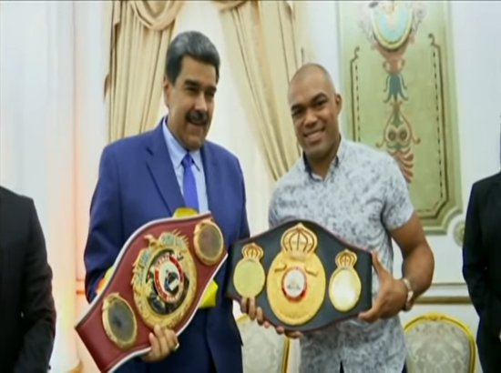 外媒：WBA授予<em>委内瑞拉</em>总统象征拳击世界冠军的荣誉腰带
