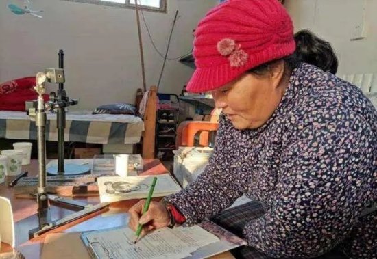 52岁农妇靠画画为副业，收获百万粉丝：心之<em>所向</em>，便是远方