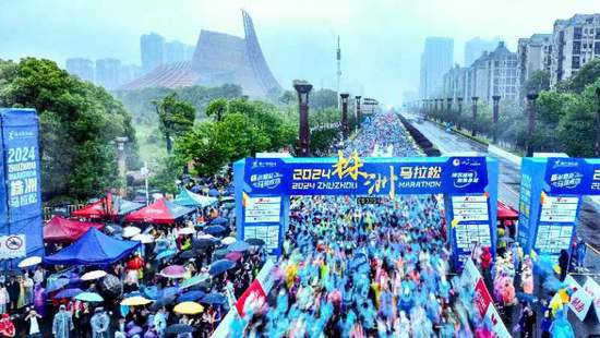 2024<em>株洲</em>马拉松鸣枪开跑 1.5万名跑者畅跑湘江之滨