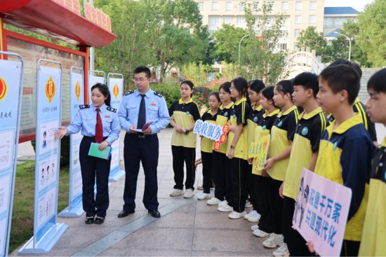 <em>广西浦北</em>成立青少年税收普法教育基地 将税法教育引入校园