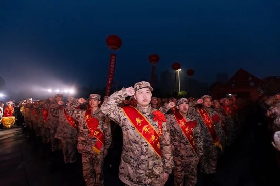湖南<em>岳阳</em>市举行2024年上半年新兵入伍欢送仪式