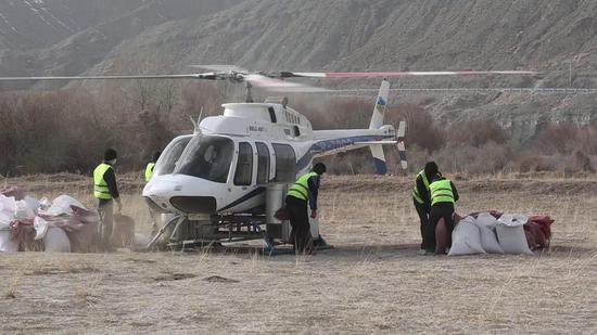 新疆库车：直升机飞播作业助力10万亩退化草原重焕生机