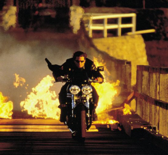 汤姆·克鲁斯骑摩托跳崖，“玩命”动作戏能救好莱坞大片吗