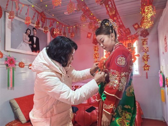 青海民和：一场在安置板房里举行的特殊婚礼