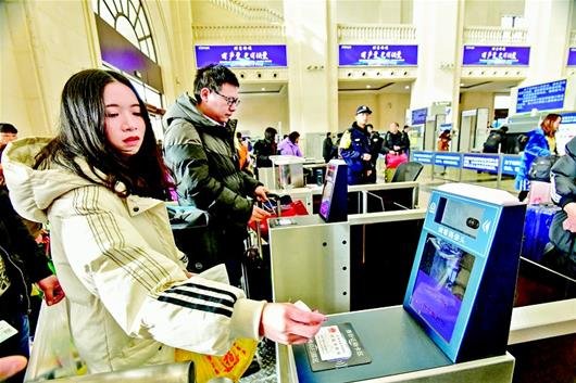 武汉启动史上最炫“智能春运”：机器人带路 刷脸进站