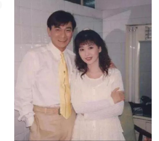 1995年春节联欢晚会，刘德华与孟庭苇表演结束后，真是郎才女貌...