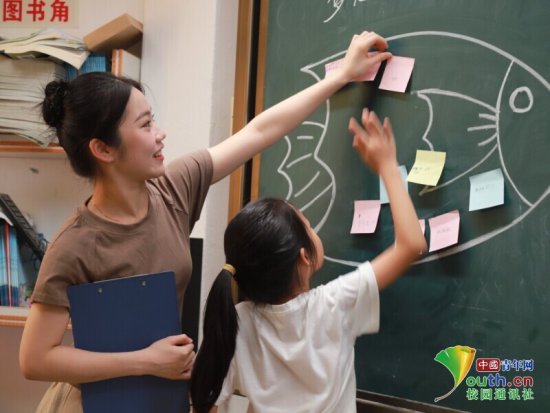 广东大学生为乡村学校带去美育课程 直播获赞22万
