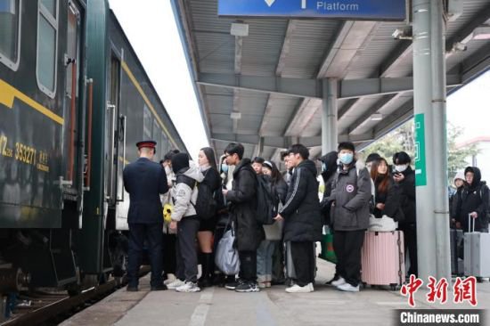 国铁集团郑州局迎来春运以来客流最高峰