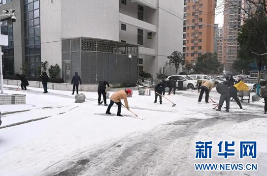 武汉黄陂区人民医院铲冰除雪确保“医路”畅通