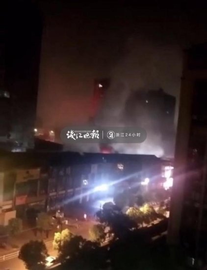 「突发」今天凌晨，杭州<em>万达广场金街</em>沿街店铺爆燃