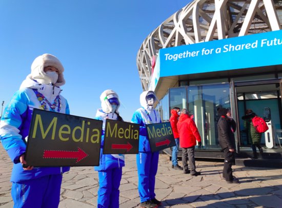 距北京冬奥会开幕<em>还有三个小时</em>，大批媒体记者已到鸟巢