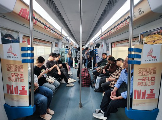 一路书香 武汉首列“城市书架”地铁专列亮相
