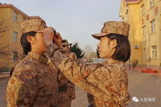 清华女兵入伍两年，<em>带</em>了5批新兵和学兵，教了2批专业课