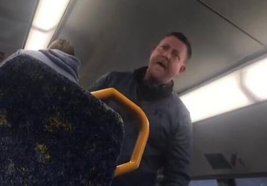 悉尼青少年火车上用手机大声放音乐 两<em>名</em>乘客气愤制止