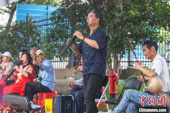 江西南昌街头的老年乐团：用音乐“奏响”晚年美好人生