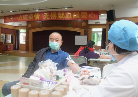 <em>春节</em>后广州医务工作者率先进行<em>团体</em>献血-国际在线