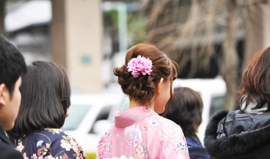 汉服VS和服<em>哪个更耐看</em>，中国女孩日本热衷和服拍照，网友：别扭
