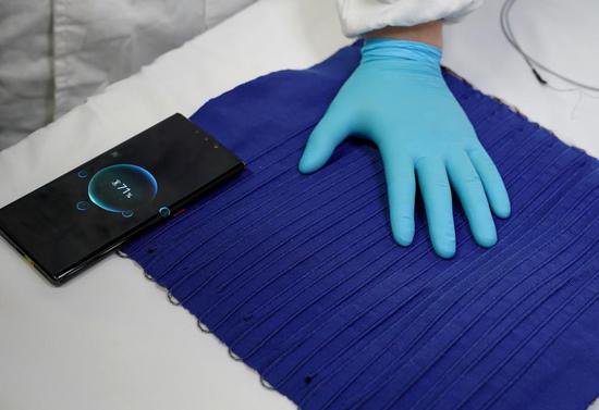 衣服可为电子设备充电 我国科学家取得纤维<em>电池</em>技术新突破