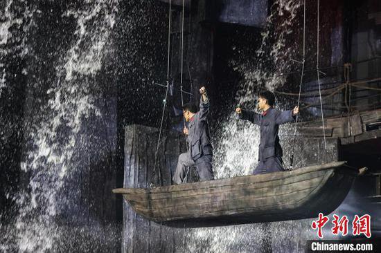 中国大型长征文化沉浸式演艺剧目《伟大转折》在贵州遵义首演