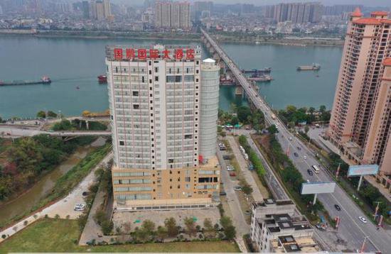 贵港平南县最大的一线<em>江景大酒店</em>被拍卖了，1.1793亿元起