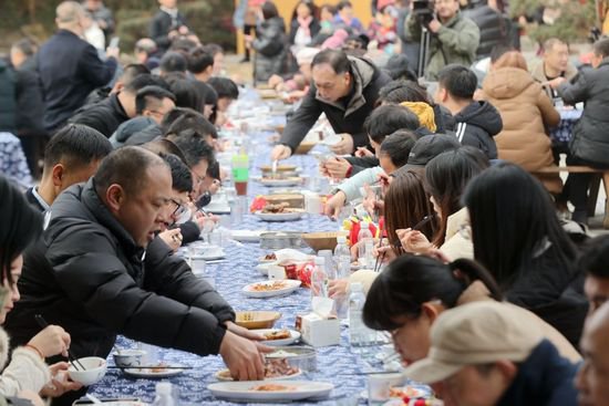 浙江湖州：村民游客共度冬宴 品尝“鱼汤饭” 享丰收年