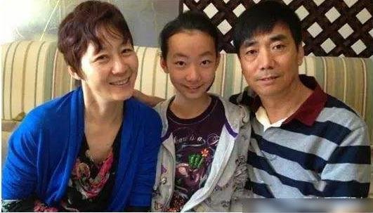 国家一级<em>演员范明</em>，娶大6岁总裁老婆恩爱23年，继子是国人骄傲