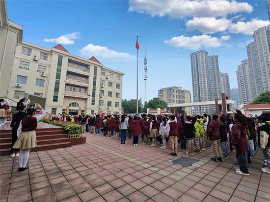 郑州市管城回族区创新街小学：庆祝建队节 争做好少年