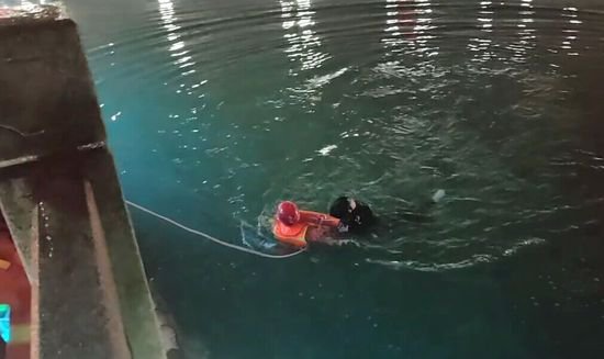湖北<em>咸宁</em>：-1℃低温下消防员跳入河中 救起落水男孩