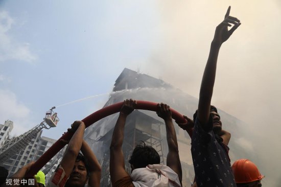 孟加拉国首都知名<em>服装市场</em>发生大火：数人受伤，暂无死亡报告