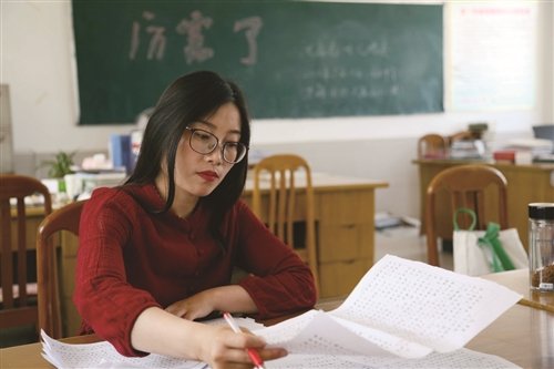 徐州女老师患腰椎间盘突出6年 跪地批作业获网友点赞