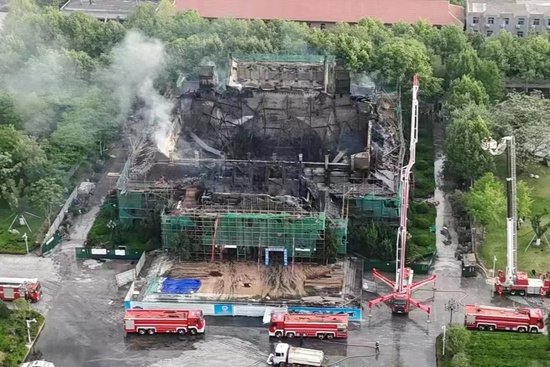 河南大学明伦校区发生火灾 古建筑“大礼堂”失火坍塌