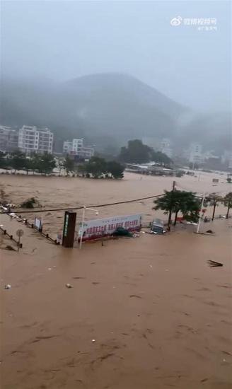 <em>广东</em>茂名发布今年首个洪水红色预警，一小学教学楼受山体滑坡...