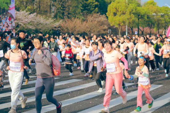杭州这场<em>粉色</em>马拉松跑过5届，首次在春天开跑，冠军语出惊人