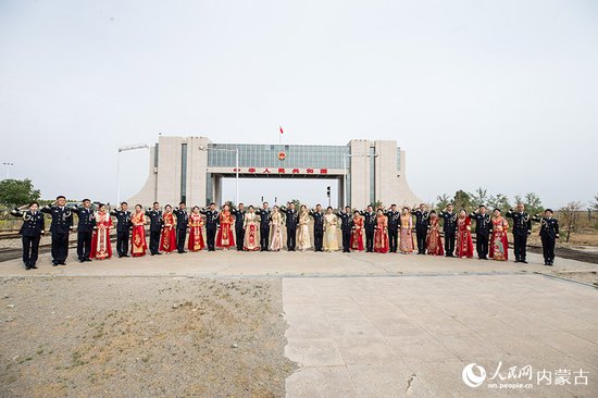 内蒙古二连浩特：17对新人国门下举行集体婚礼