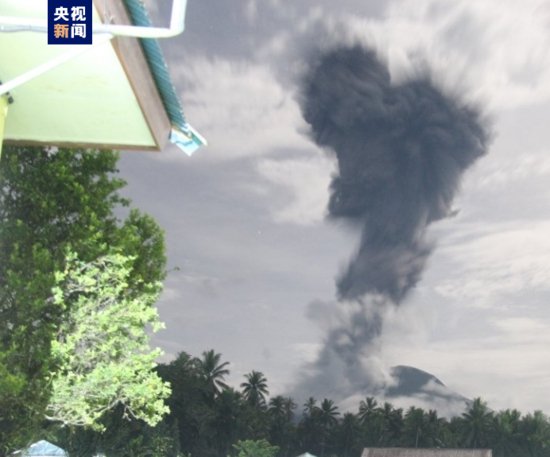 印尼伊布火山喷发 灰柱高度达3500米