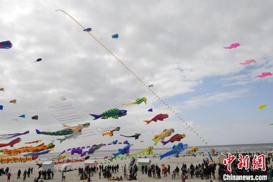 第37届法国<em>贝</em>尔克国际风筝节揭幕 中国担任主宾国
