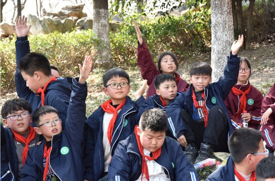 兴化市戴南镇百余小学生走进大自然开展实景阅读活动