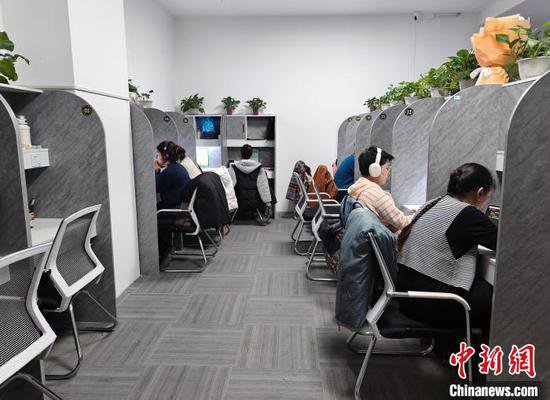 共享自习室悄然兴起 新疆年轻人乐为学习买单