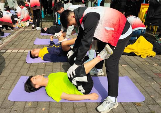 重庆一学院开展康复理疗志愿服务活动
