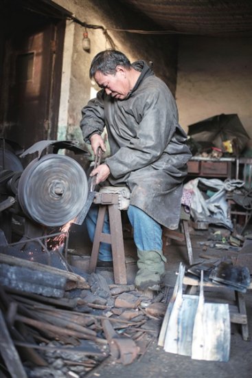 民艺传承！荫城古镇60岁铁匠坚守传统行业