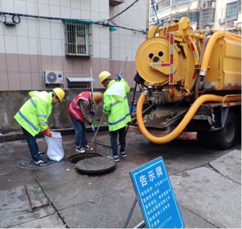南京建邺区加强老旧小区排水设施养护