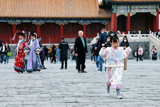游客身着古装“穿越”游故宫 展国风国潮服饰魅力