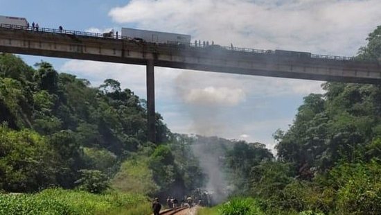 巴西巴士撞车后司机弃车而逃,车身<em>从高处坠落</em>致16死27伤