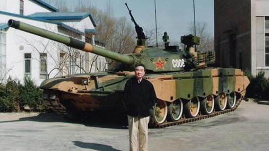他从“土八路”成长为兵器专家，人称“<em>独臂</em>神师”，让中国坦克...