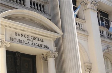 通胀降温 阿根廷央行下调基准利率至50%