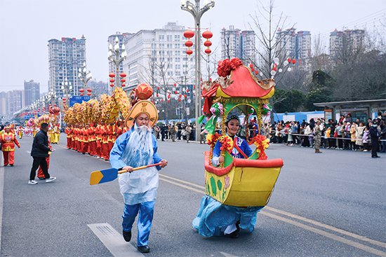 <em>德阳市</em>举行2024年元宵节民俗文化巡游活动