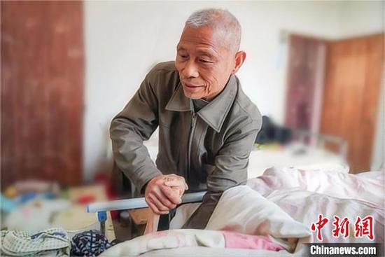 照顾“植物人”妻子五载不离不弃 江西69岁老人感动乡邻
