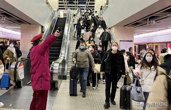 武汉地铁多措并举护送返程旅客顺利回家